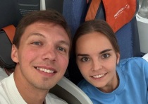 Художественная гимнастка Дина Аверина занялась готовкой вместе с мужем, фигуристом Дмитрием Соловьевым. Супруги приготовили имбирное печенье и сняли на видео весь процесс.