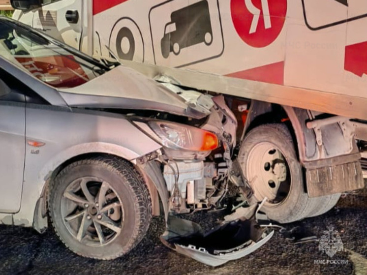 Под Боровском легковушка влетела под «Газель»