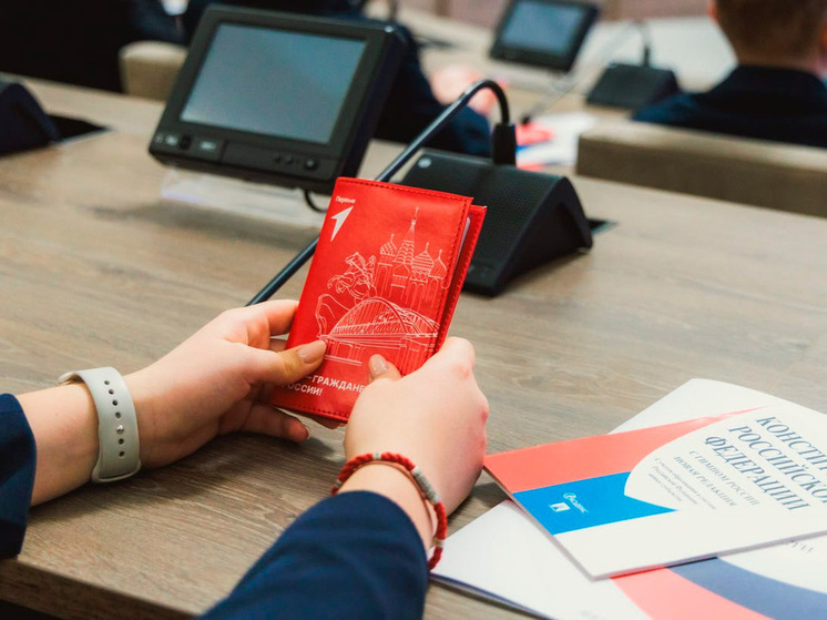 Юные липчане получили паспорта из рук губернатора