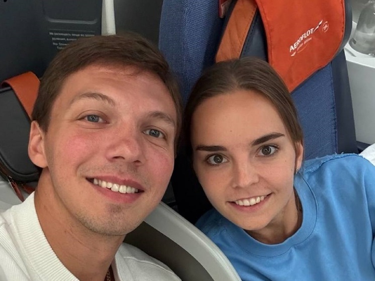 Художественная гимнастка Дина Аверина занялась готовкой вместе с мужем, фигуристом Дмитрием Соловьевым. Супруги приготовили имбирное печенье и сняли на видео весь процесс.