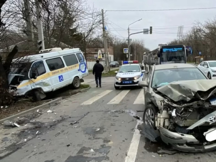 В Ростове два человека пострадало в ДТП с ГАЗелью для перевозки инвалидов