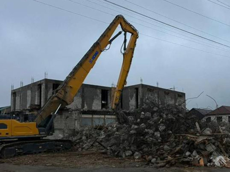 В Махачкале снесено незаконное многоэтажное строение