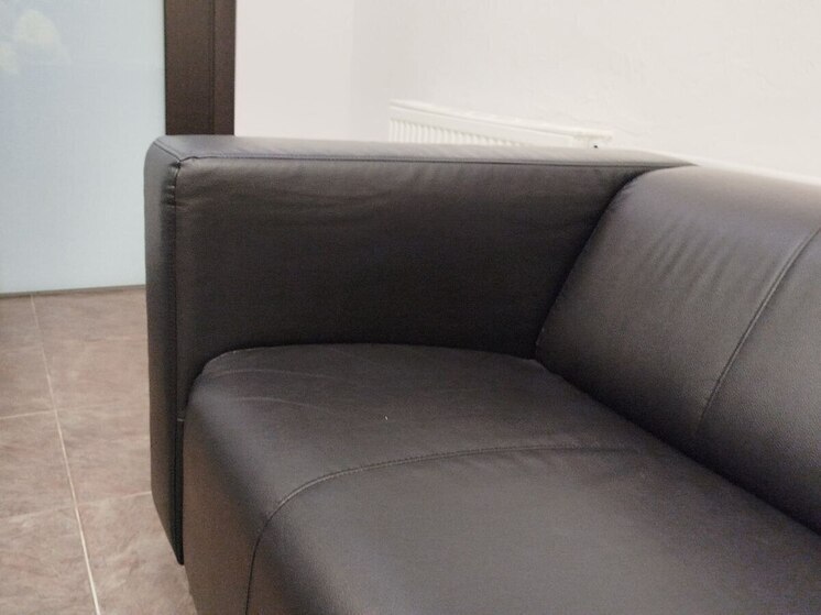 В Малой Вишере судебные приставы вытащили должника из-под дивана