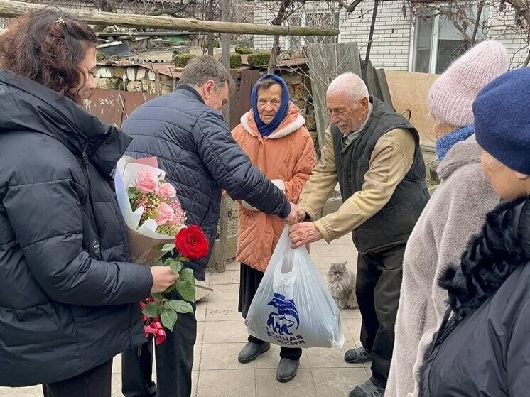 В Каменско-Днепровском районе Запорожья поздравили почтенную юбиляршу