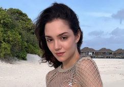 Мокрые волосы и черное пальто: Медведева показала фотосессию, от которой фанаты без ума