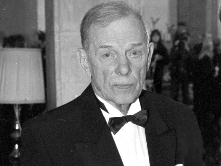 20 лет назад, 8 декабря 2005 года, не стало Георгия Жженова. Один из самых ярких героев советского кинематографа нам хорошо знаком своими ролями во многих популярнейших картинах. Однако есть в его послужном списке работ в кино фильм-«загадка», где Георгий Степанович превратился помимо собственной воли, помимо желания авторов ленты в своего дублера и даже сменил имя и фамилию.