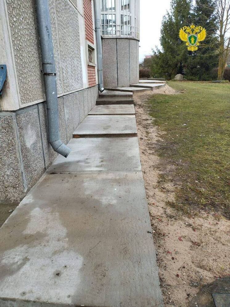 Прокуратура помогла с отмосткой многоквартирному дому в Малоярославце