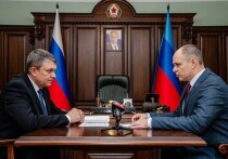 Глава Луганской Народной Республики Леонид Пасечник провел рабочее совещание, на котором были заслушаны доклады о выполнении поручений, данных по итогам общения с населением