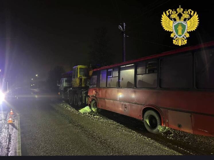 В Ломоносовском районе столкнулись грузовик с пассажирским автобусом