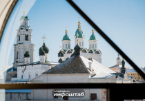 В декорировании захоронений Андрей Михайлов советует использовать живые цветы спокойных тонов и избегать ярких искусственных венков. 