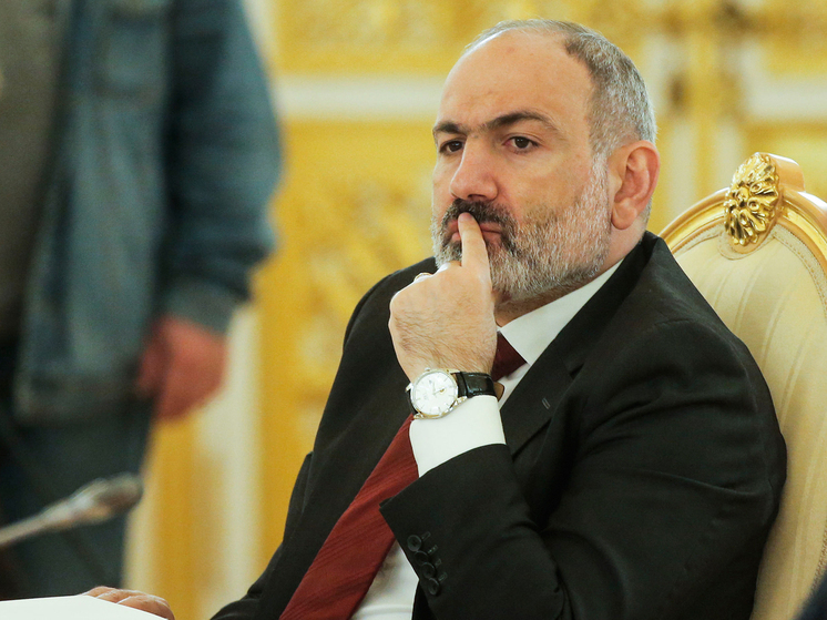 Пашинян предложил исполнять гимн в храмах и затеял реформу Армянской церкви