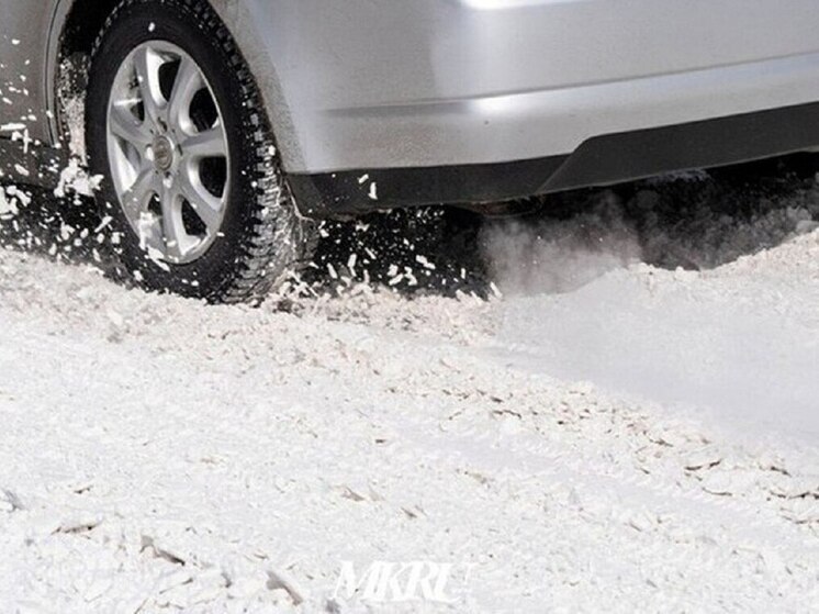 Автомобиль врезался в забор в Чите, пострадала молодая девушка