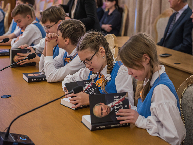 Юнкоры Новосибирска посетили полпредство в СФО и получили книгу интервью президента