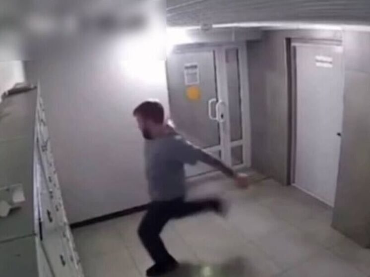 В Иркутске ищут мужчин, оторвавших батарею в подъезде дома