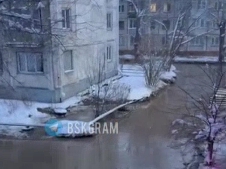 В Бийске из-за коммунальной аварии затопило водой дворы многоэтажек