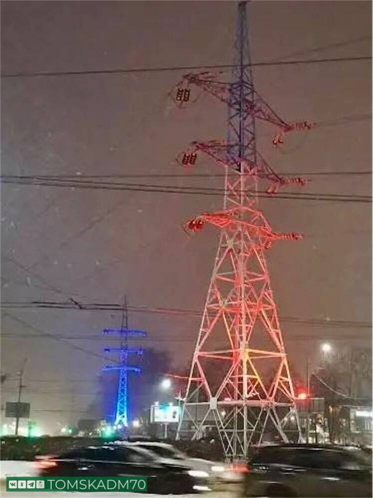 Опоры ЛЭП на площади Южной в Томске подсветили в цветах российского триколора