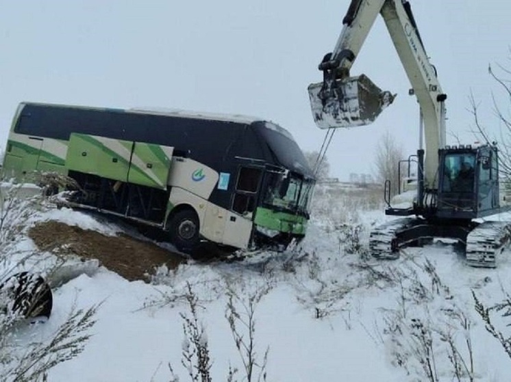 На минувшей неделе на трассах Алтайского края произошло несколько происшествий с выездом транспортного средства в кювет. С дороги слетели пассажирский междугородний автобус и автомобиль «Почты России». На помощь им пришли дорожники.