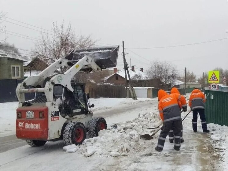 В Улан-Удэ усилили расчистку тротуаров от снега