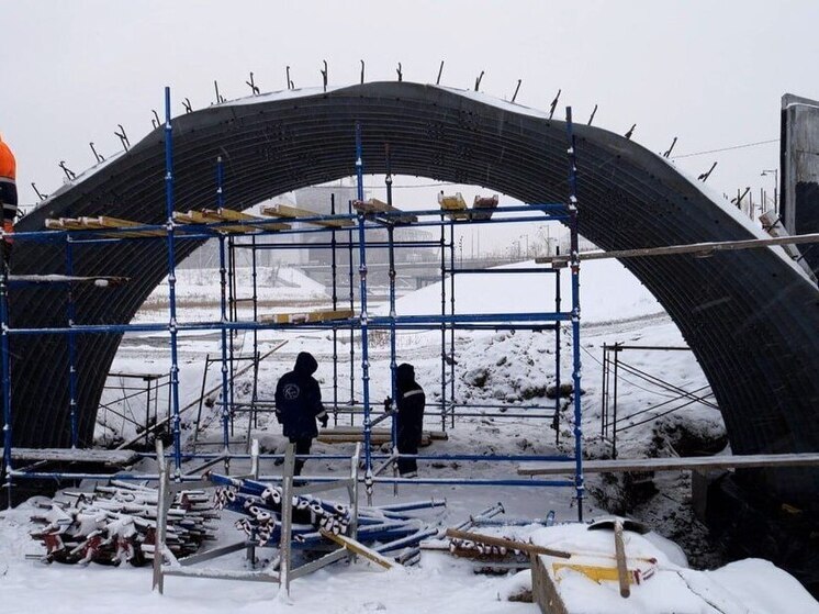 В Кемерове идет процесс монтажа нового пешеходного перехода