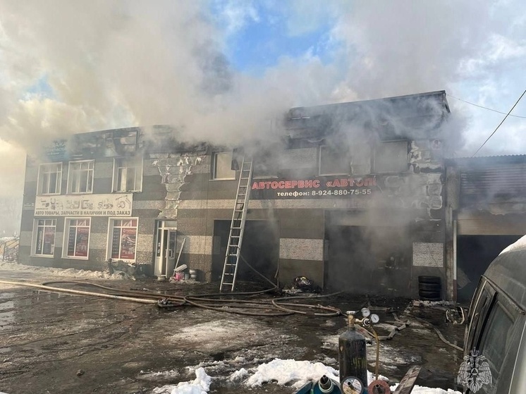 Пожарные ликвидируют возгорание в автосервисе на Сахалине