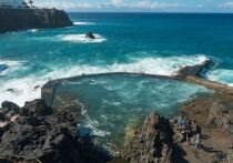 Мощная волна на испанском острове Тенерифе унесла жизни четырех пловцов, которых вынесло из бассейна прямо в океан