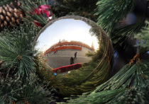 В России существует культурный парадокс, который часто удивляет гостей из многих стран мира: сначала, 1 января, россияне бурно празднуют Новый год, и лишь спустя неделю, 7 января, наступает тихое и семейное православное Рождество