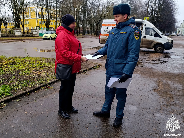 МЧС России проводит инструктажи по пожарной безопасности в Ярцеве: советы и рекомендации для граждан