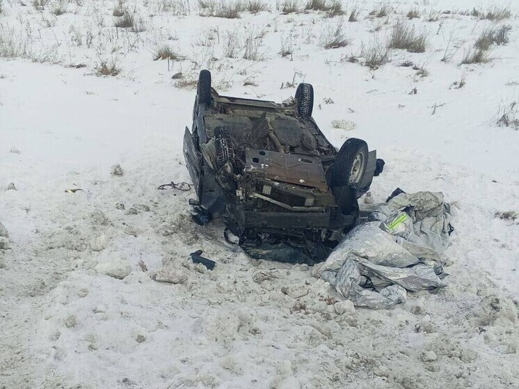 Три человека пострадали в ДТП с перевернувшимся ВАЗом на трассе Омск-Черлак