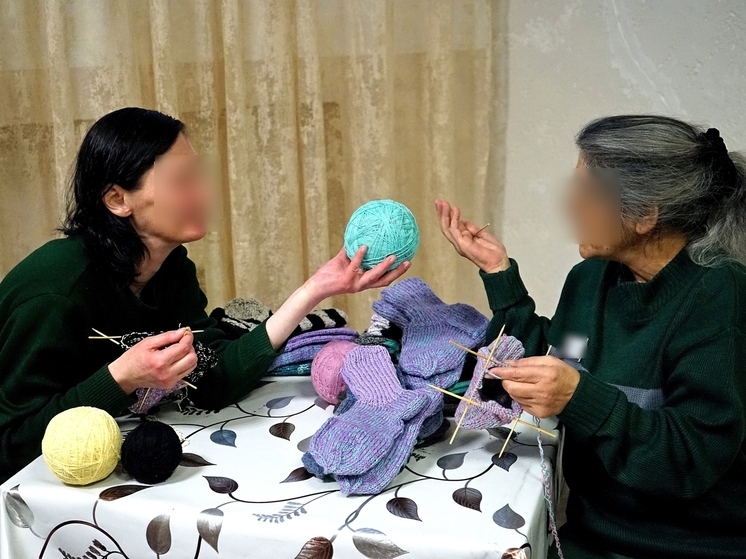 Осуждённые челябинской колонии связали носки для участников СВО