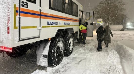 На Камчатке спасатели МЧС России оказывают помощь населению во время снежного циклона