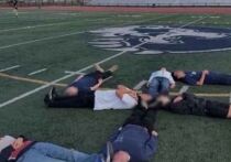 Местное сообщество возмущено тем, что калифорнийские старшеклассники изобразили человека в виде свастики