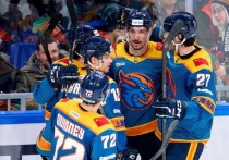 Хоккейный клуб «Шанхайские Драконы» объявил о расторжении контракта с тренером Дэвидом Немировски по соглашению сторон. 49-летний специалист работал в клубе с августа, отвечая за нападение и игру в большинстве. Последний матч перед уходом состоялся 5 декабря — поражение от «Торпедо» (3:4 по буллитам), хет-трик оформил Борна Рендулич. Команда занимает 8-е место на Западе (36 очков в 33 играх); руководство и игроки подчеркивают важность предстоящей паузы для восстановления и коррекции игры.