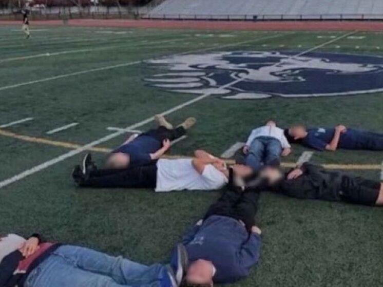 Старшеклассники выложили из тел свастику на футбольном поле