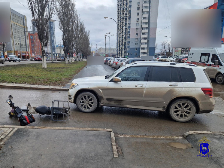 Водитель Mercedes врезался в 41-летнего мужчину на электровелосипеде в Самаре