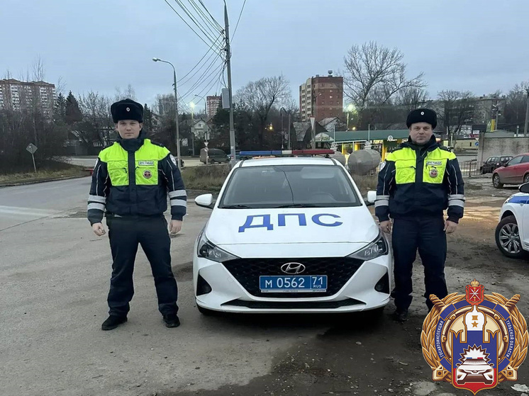 Тульские инспекторы ДПС предотвратили возгорание автомобиля у гостиницы