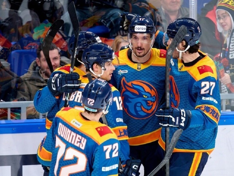 Хоккейный клуб «Шанхайские Драконы» объявил о расторжении контракта с тренером Дэвидом Немировски по соглашению сторон. 49-летний специалист работал в клубе с августа, отвечая за нападение и игру в большинстве. Последний матч перед уходом состоялся 5 декабря — поражение от «Торпедо» (3:4 по буллитам), хет-трик оформил Борна Рендулич. Команда занимает 8-е место на Западе (36 очков в 33 играх); руководство и игроки подчеркивают важность предстоящей паузы для восстановления и коррекции игры.