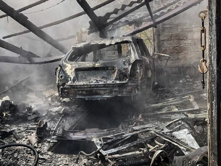 В Севастополе полностью сгорел гараж с автомобилем внутри