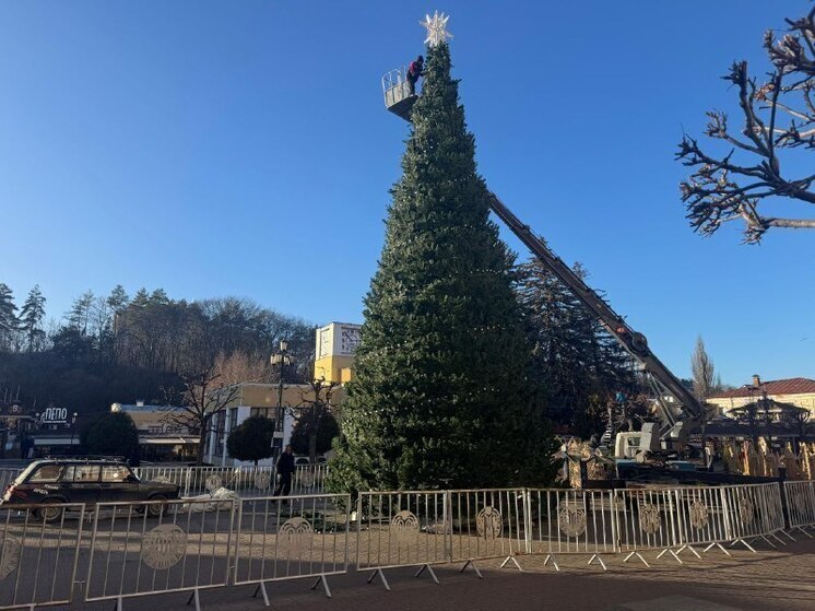 В Кисловодске завершается установка главной городской елки