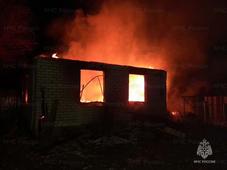 В брянском поселке Мостище сгорел частный дом