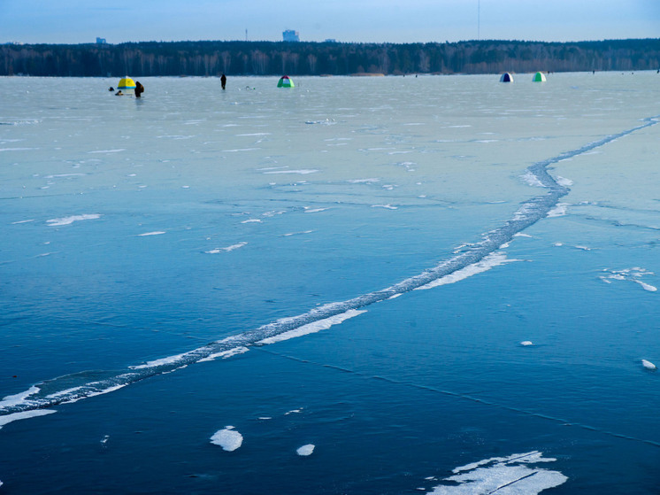На озере Смолино в Челябинске вытащили провалившегося под лед мужчину