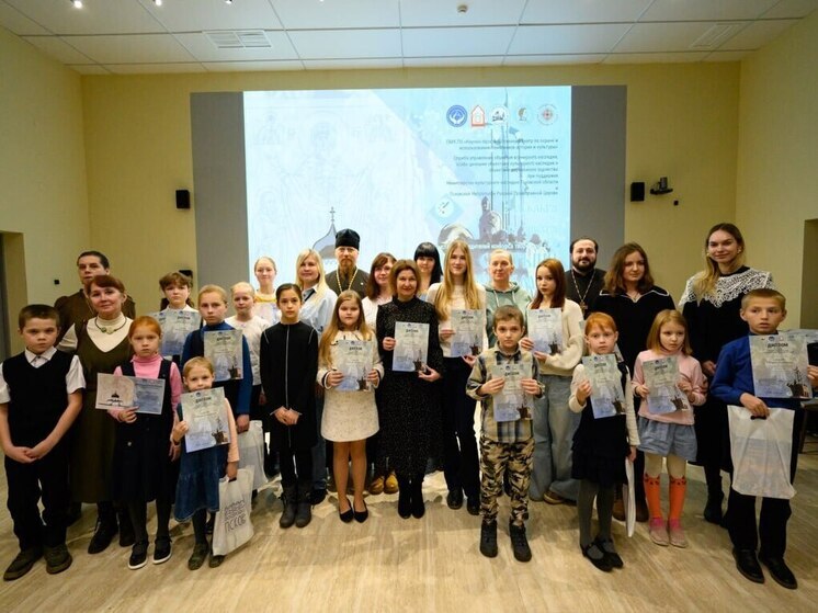 В Пскове открылась выставка юных художников «Святыни родной земли»