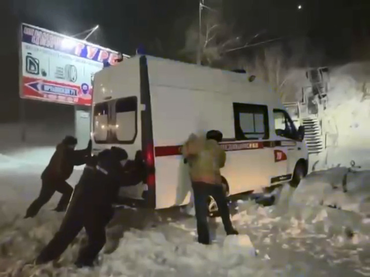 Карета скорой помощи попала в снежный плен по пути к пациенту в Бийске