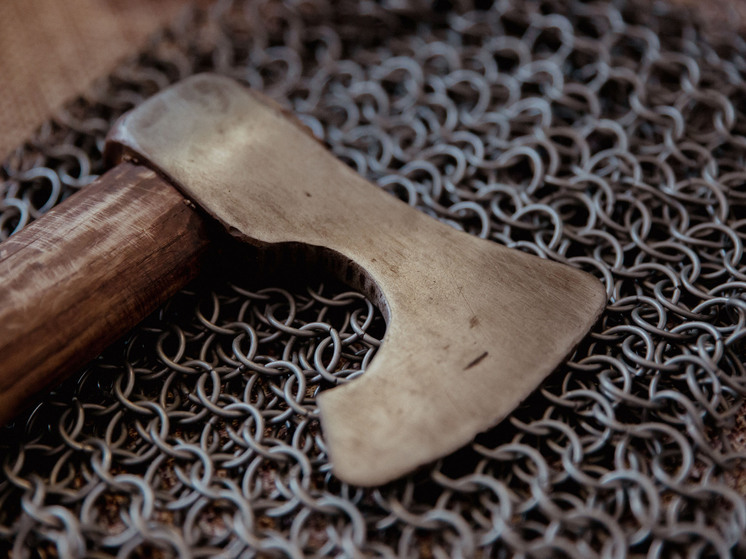 В Тверской области мужчина набросился с топором на собственного отца