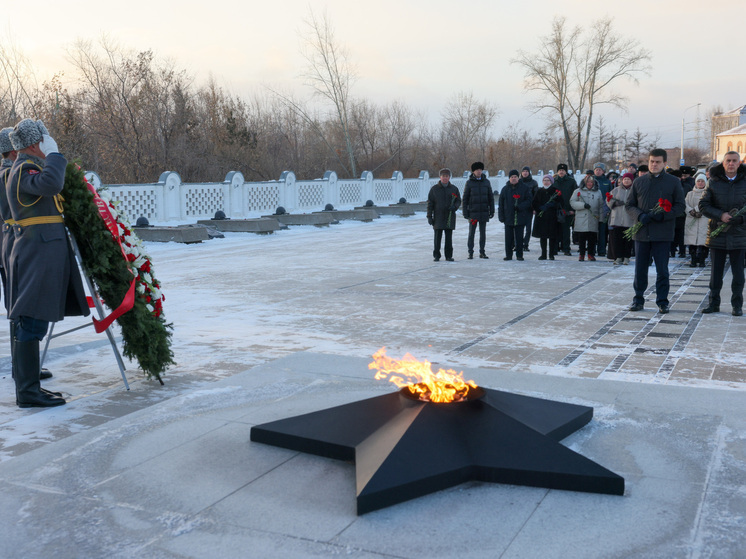 Губернатор Михаил Котюков возложил цветы к Вечному огню и встретился с семьями Героев Отечества