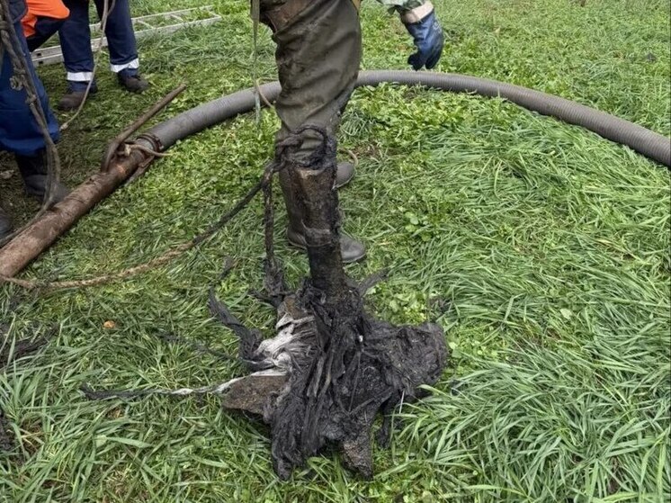 В Краснодаре коммунальщики обнаружили в канализации парковочный столб