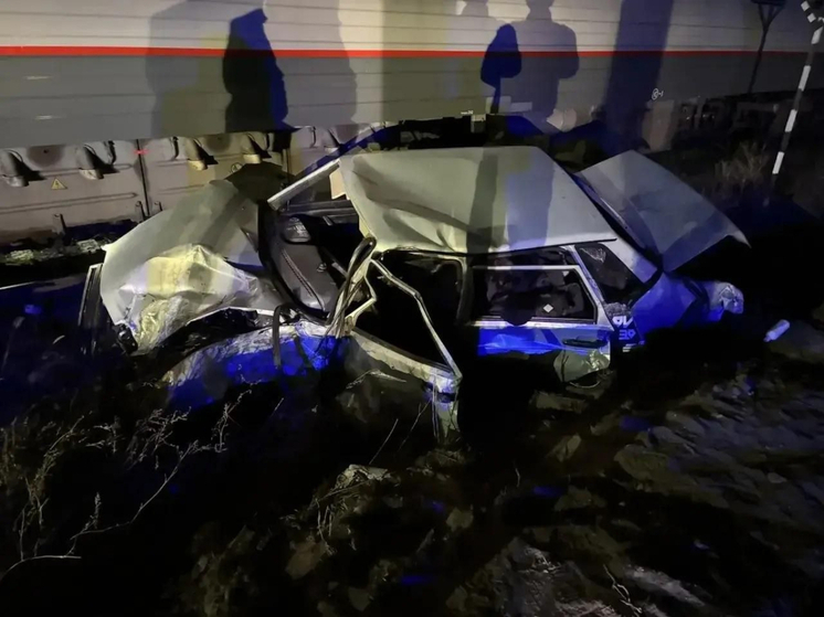 В Ростовской области поезд протаранил легковушку