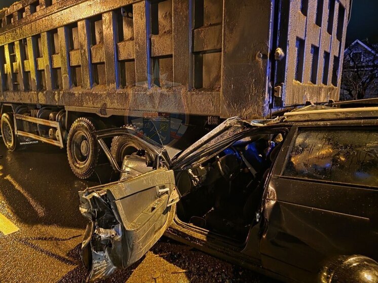 На М-10 Лада смялась при ударе о грузовик