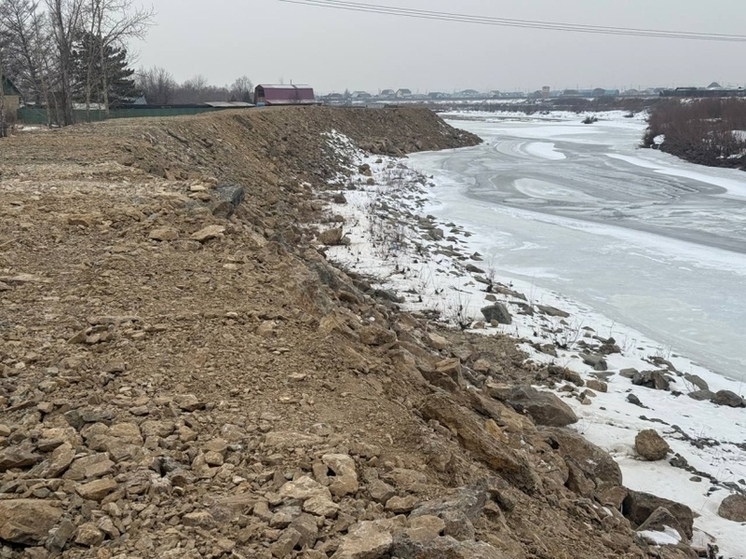 Разрушенную паводками дамбу восстановили в Забайкалье