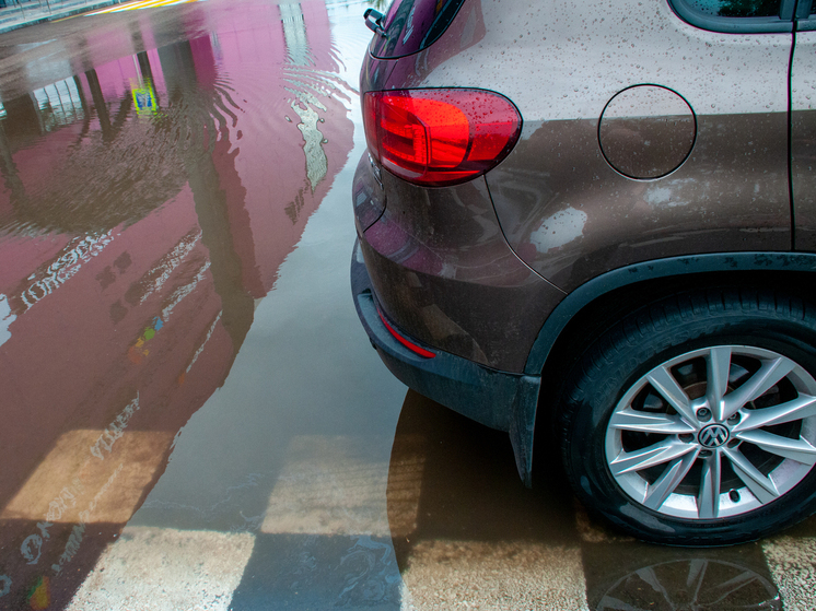 В Петербурге водитель раздавил пьяного пешехода, лежавшего на проезжей части во дворе