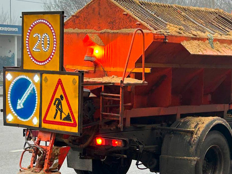 8 бригад борются с гололедом на липецких улицах